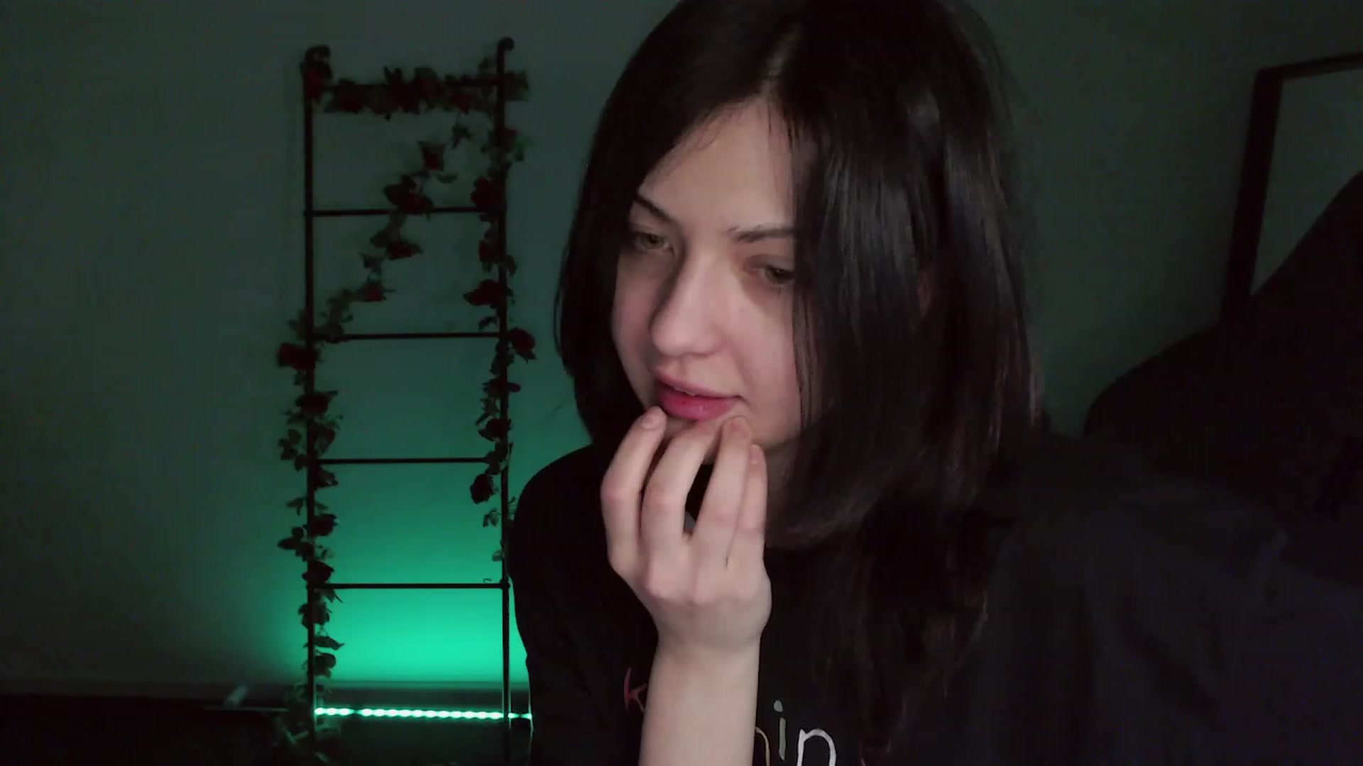 Gallery image thumbnail from RoomToAvoid's myfreecams stream on, 12/04/2022, 03:42 image 10 of 20