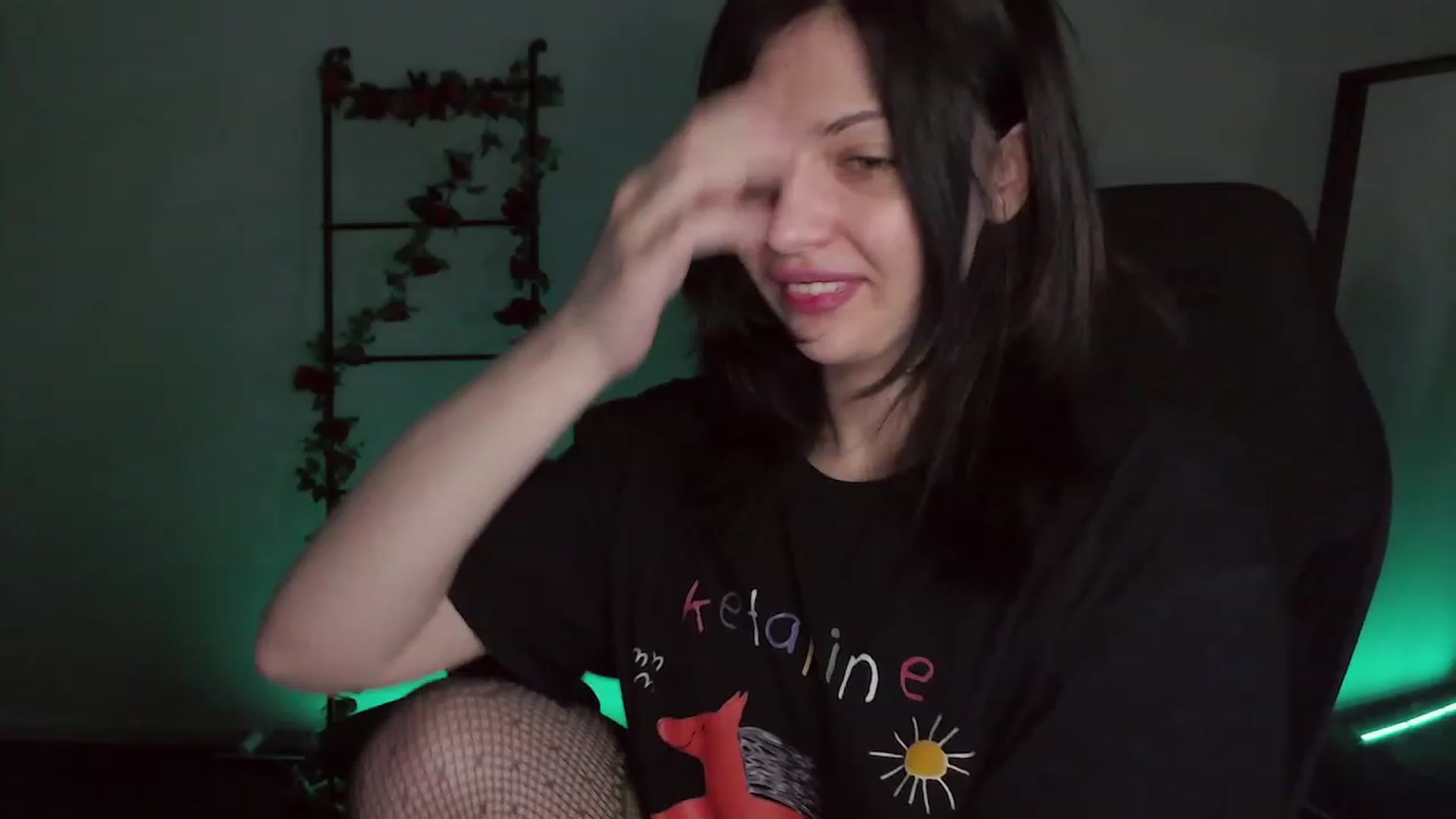 Gallery image thumbnail from RoomToAvoid's myfreecams stream on, 12/04/2022, 03:42 image 2 of 20