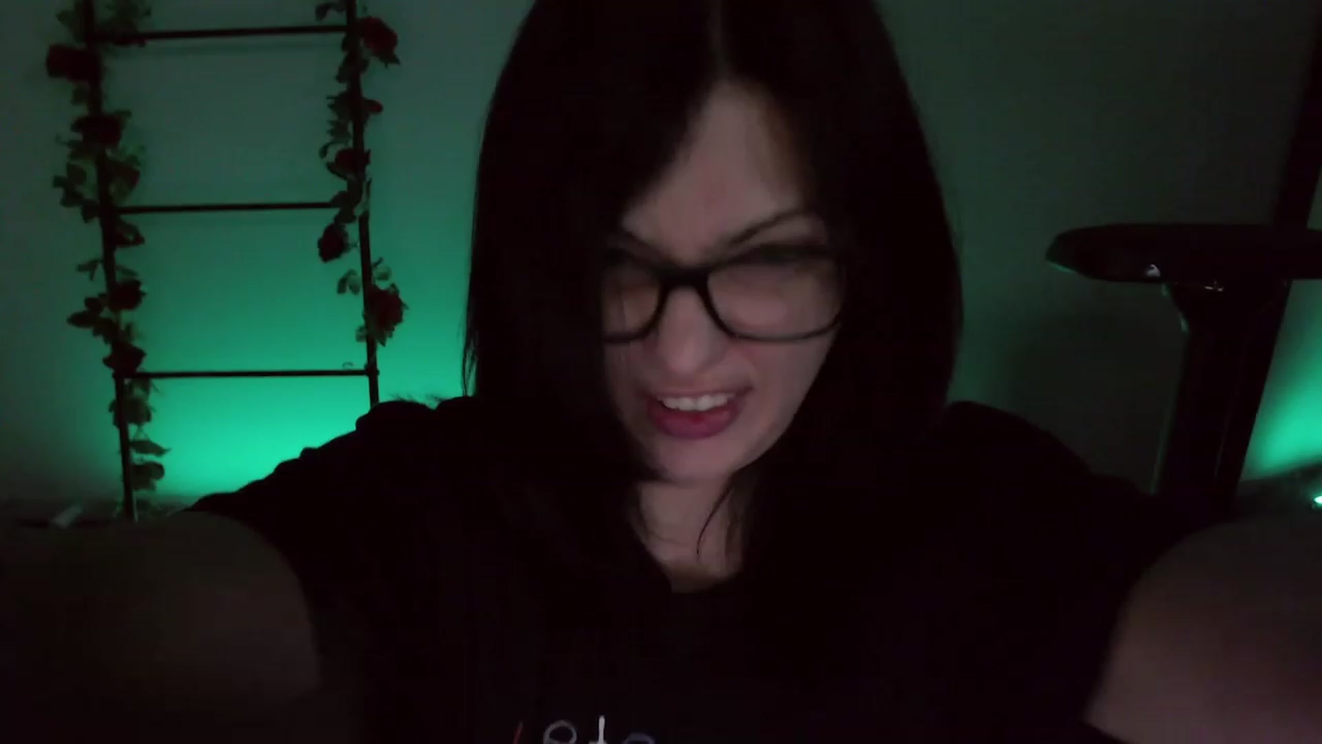 Gallery image thumbnail from RoomToAvoid's myfreecams stream on, 12/04/2022, 03:42 image 17 of 20