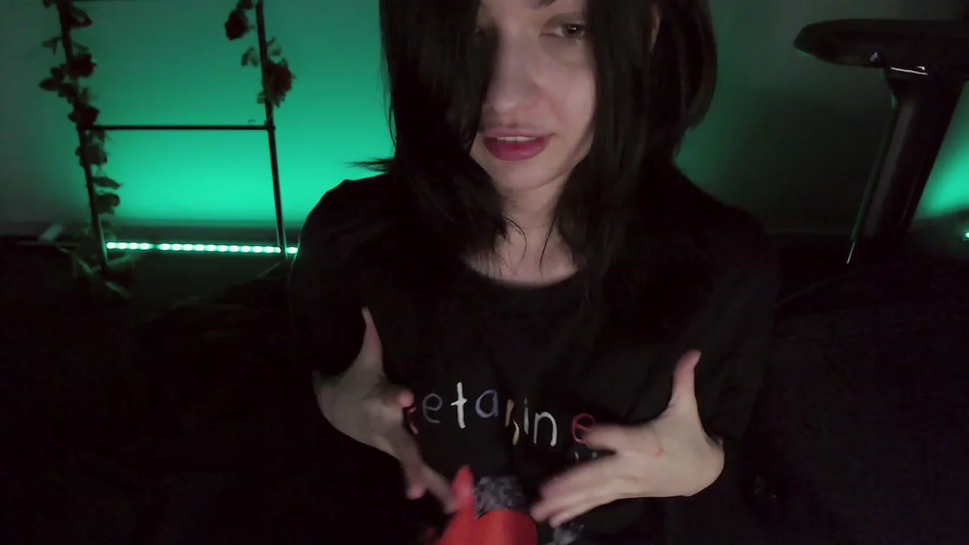 Gallery image thumbnail from RoomToAvoid's myfreecams stream on, 12/04/2022, 03:42 image 18 of 20