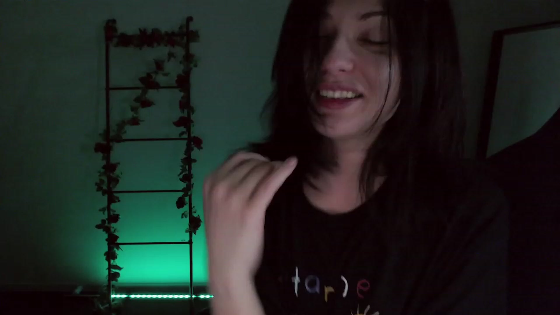 Gallery image thumbnail from RoomToAvoid's myfreecams stream on, 12/04/2022, 03:42 image 12 of 20