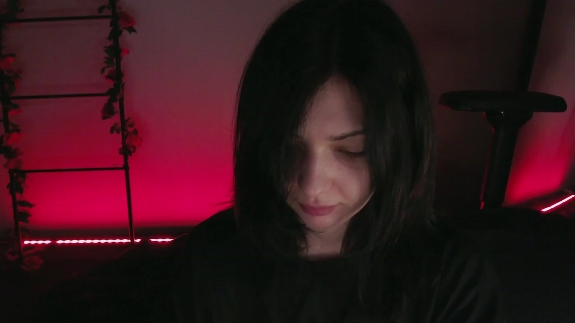 Gallery image thumbnail from RoomToAvoid's myfreecams stream on, 12/04/2022, 05:56 image 3 of 20