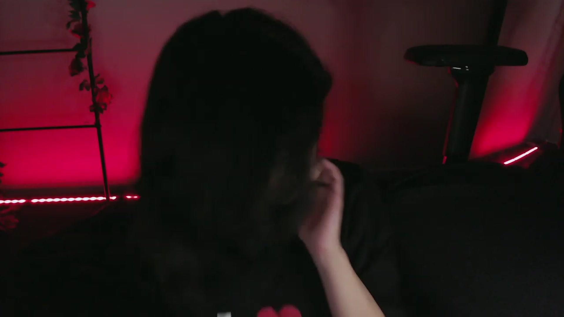 Gallery image thumbnail from RoomToAvoid's myfreecams stream on, 12/04/2022, 05:56 image 6 of 20