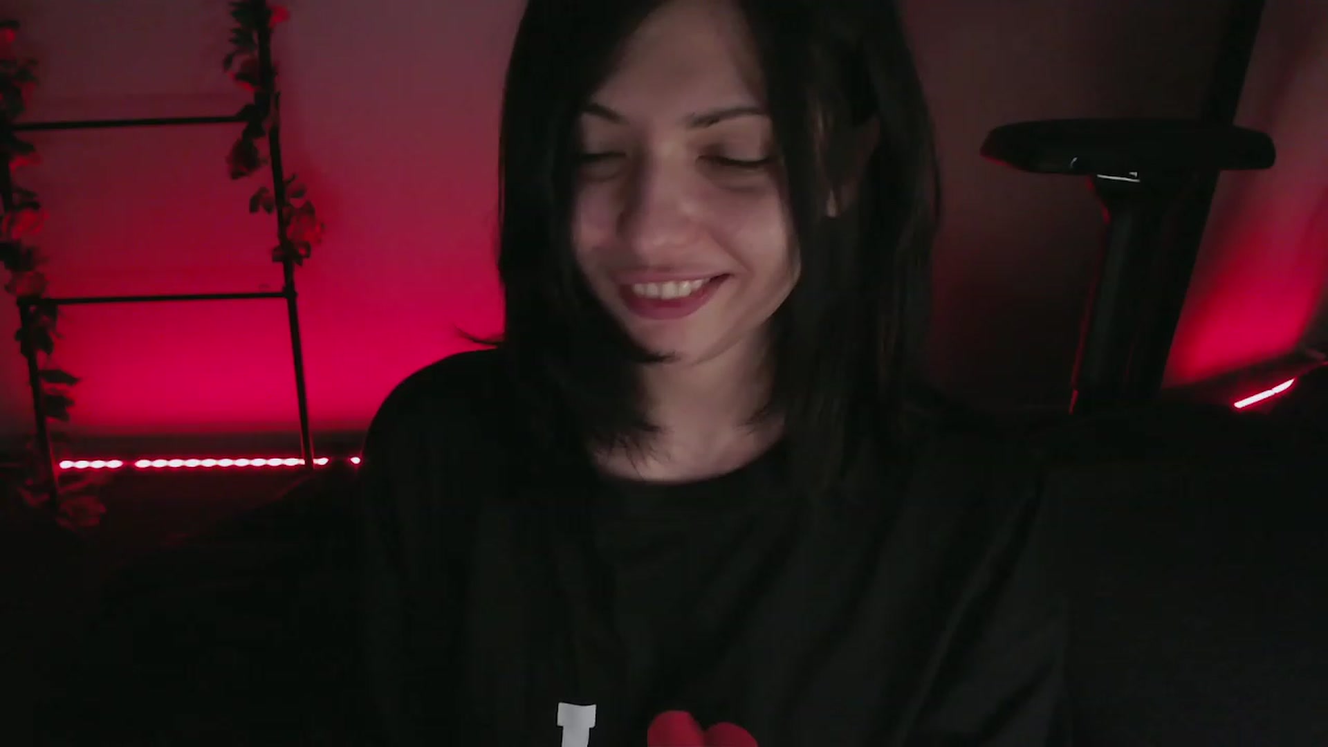 Gallery image thumbnail from RoomToAvoid's myfreecams stream on, 12/04/2022, 05:56 image 2 of 20