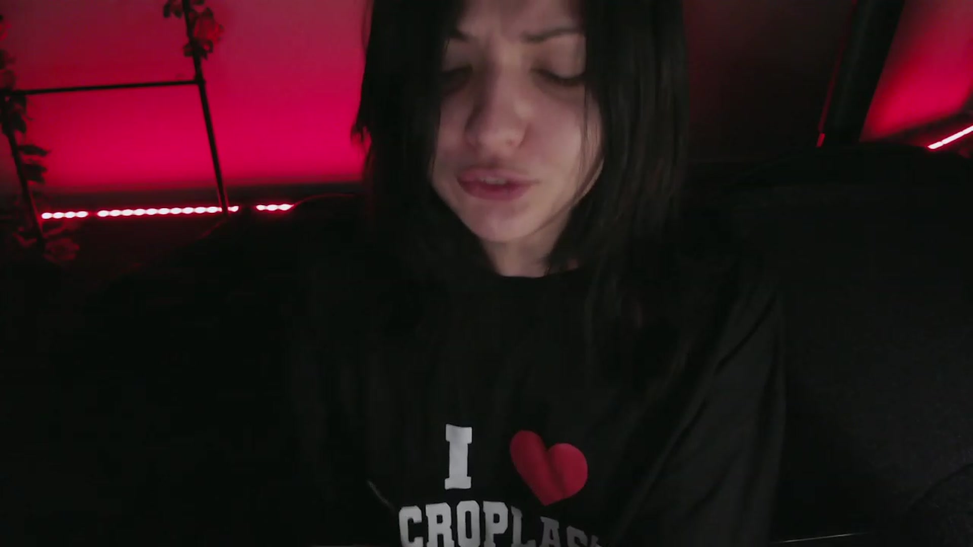 Gallery image thumbnail from RoomToAvoid's myfreecams stream on, 12/04/2022, 05:56 image 7 of 20