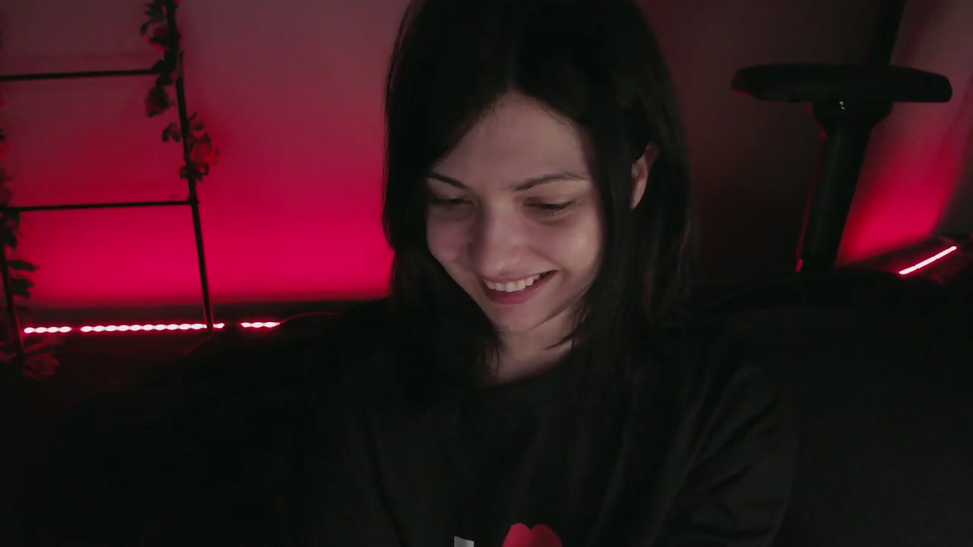 Gallery image thumbnail from RoomToAvoid's myfreecams stream on, 12/04/2022, 05:56 image 5 of 20
