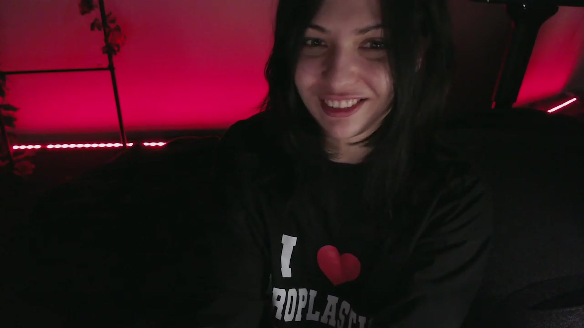 Gallery image thumbnail from RoomToAvoid's myfreecams stream on, 12/04/2022, 05:56 image 4 of 20