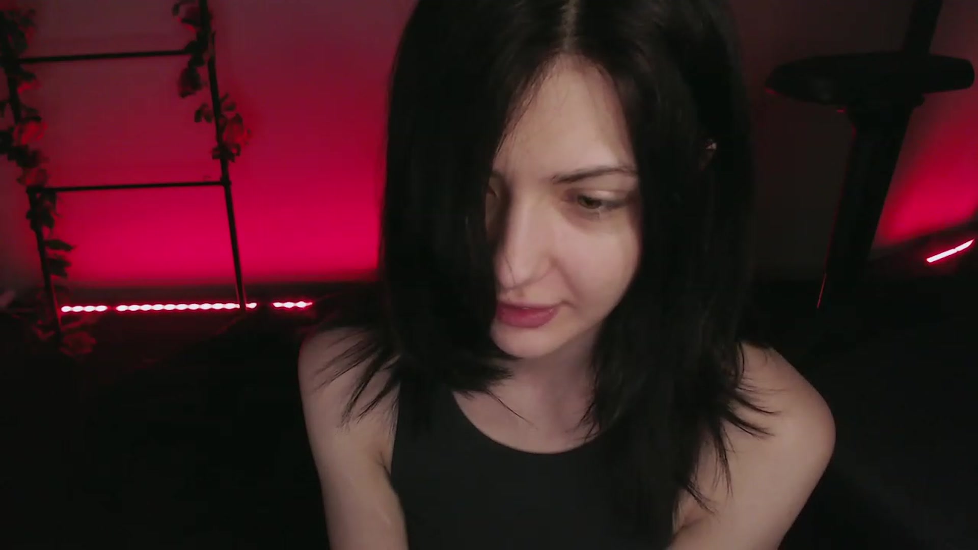Gallery image thumbnail from RoomToAvoid's myfreecams stream on, 12/04/2022, 05:56 image 10 of 20