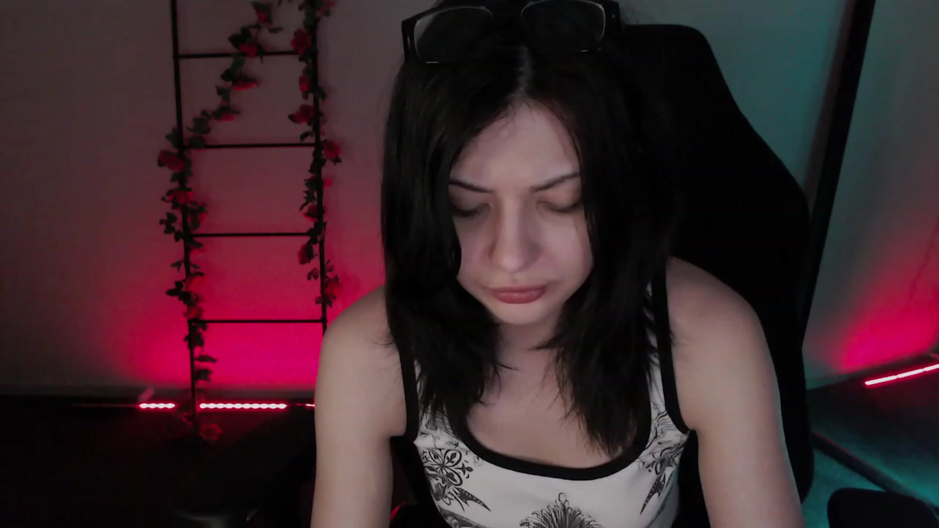 Gallery image thumbnail from RoomToAvoid's myfreecams stream on, 12/05/2022, 02:04 image 9 of 20