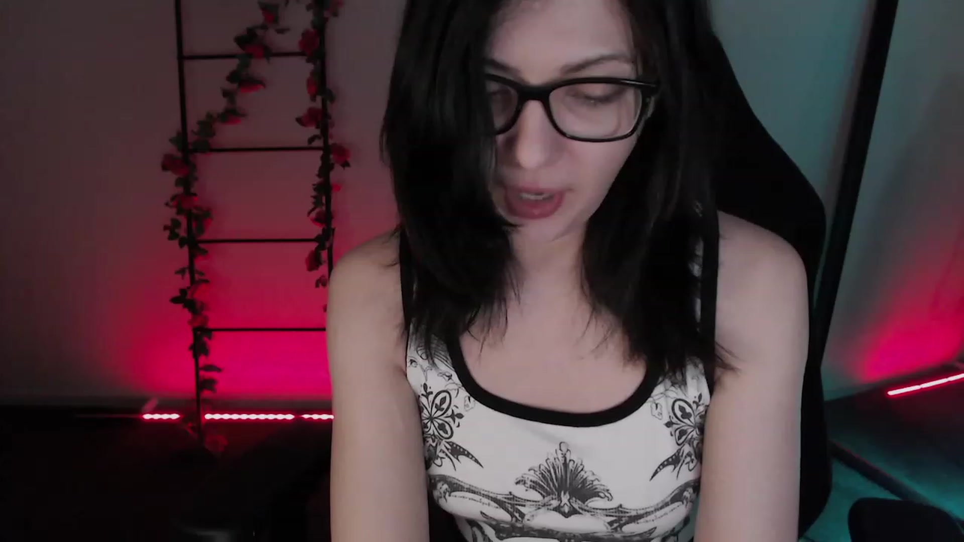 Gallery image thumbnail from RoomToAvoid's myfreecams stream on, 12/05/2022, 02:04 image 10 of 20