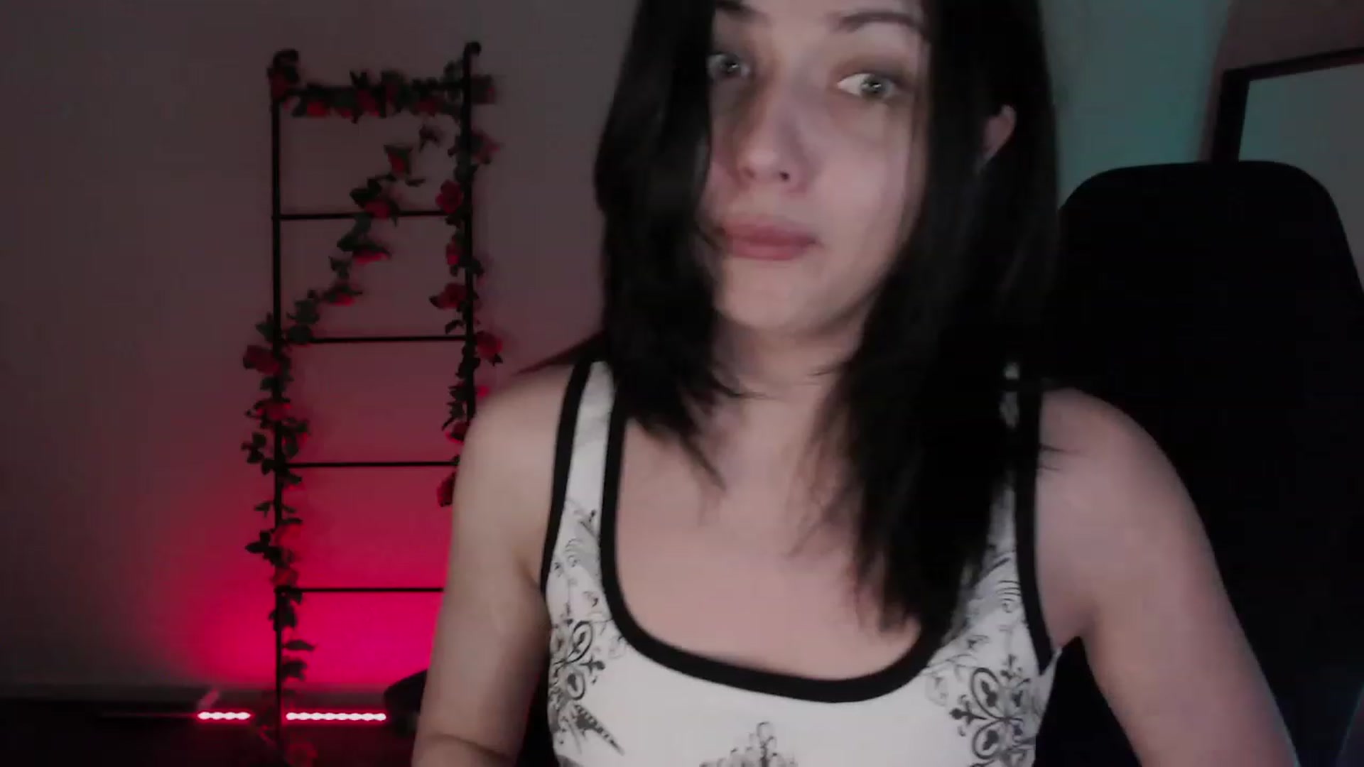 Gallery image thumbnail from RoomToAvoid's myfreecams stream on, 12/05/2022, 02:04 image 12 of 20