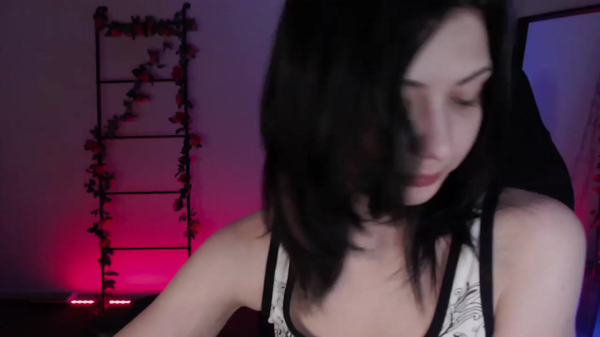 Gallery image thumbnail from RoomToAvoid's myfreecams stream on, 12/05/2022, 03:48 image 6 of 20