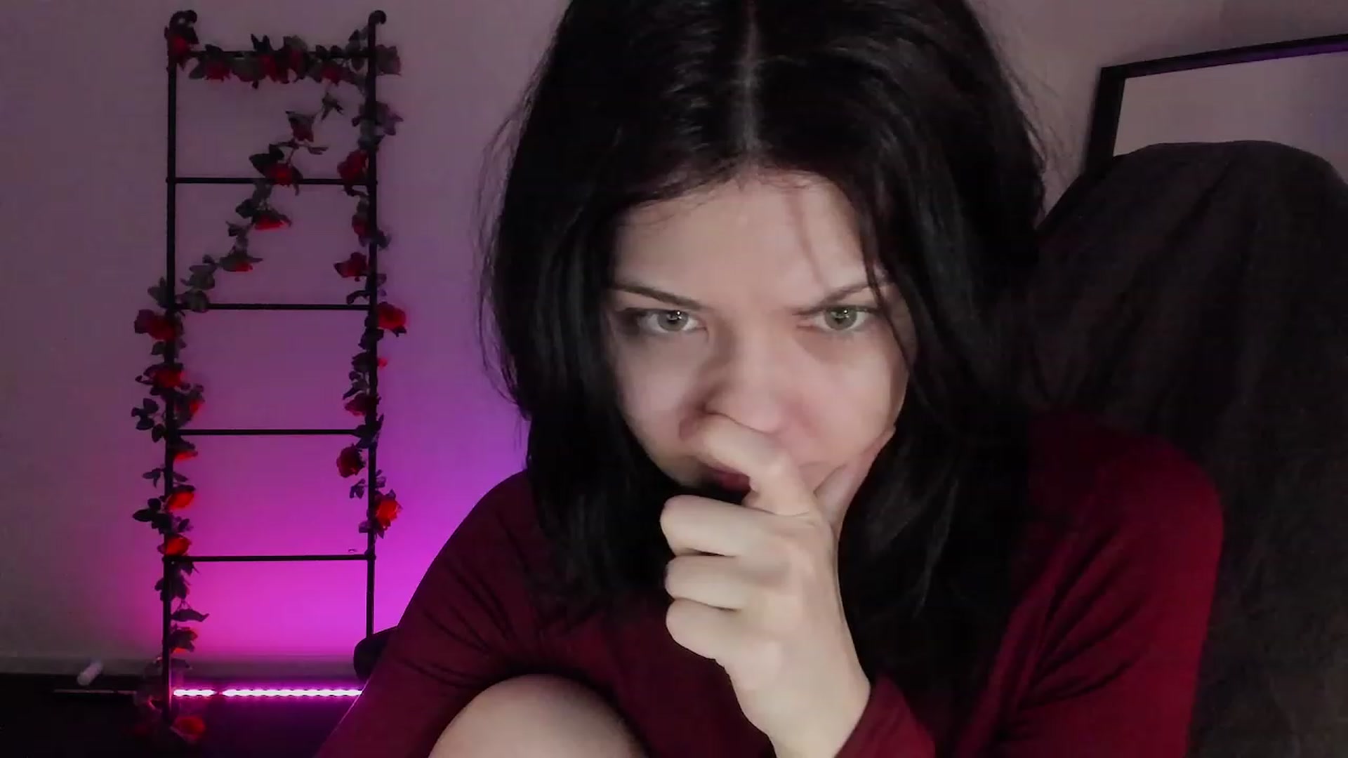 Gallery image thumbnail from RoomToAvoid's myfreecams stream on, 12/11/2022, 24:36 image 15 of 20