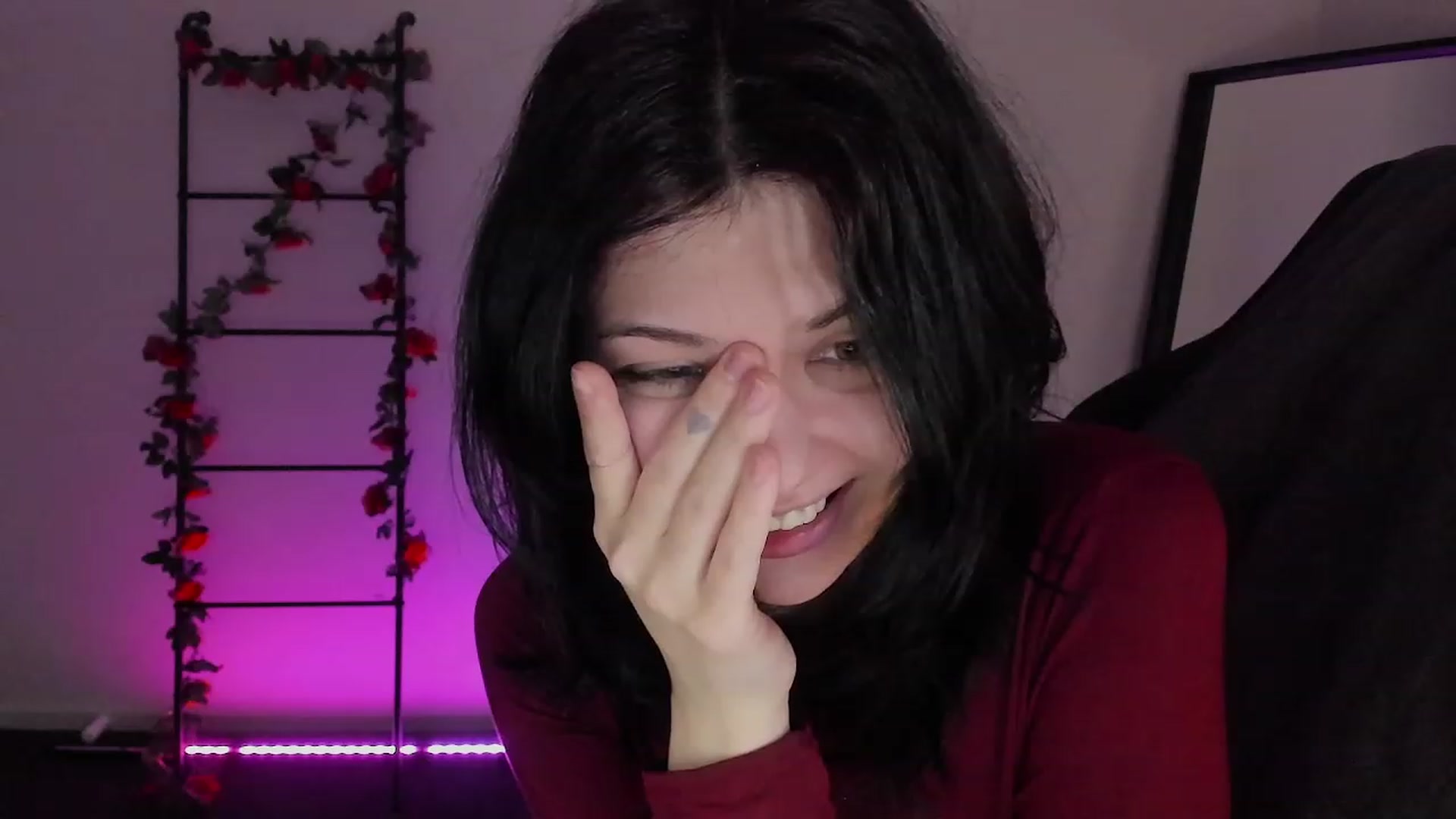 Gallery image thumbnail from RoomToAvoid's myfreecams stream on, 12/11/2022, 24:36 image 17 of 20
