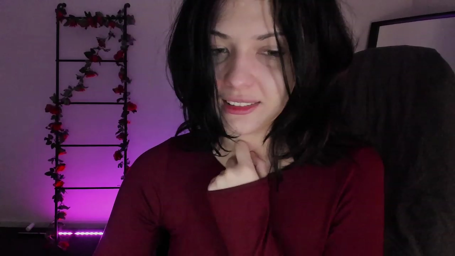 Gallery image thumbnail from RoomToAvoid's myfreecams stream on, 12/11/2022, 24:36 image 12 of 20