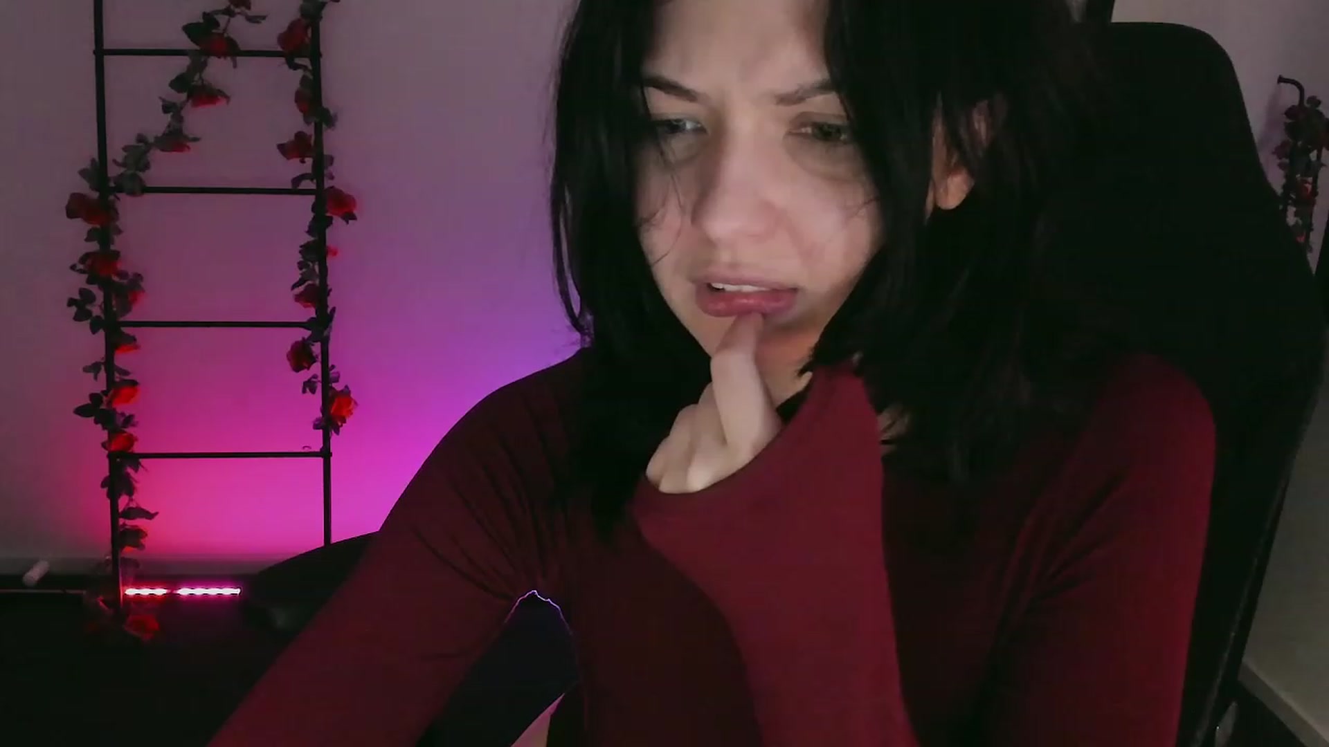 Gallery image thumbnail from RoomToAvoid's myfreecams stream on, 12/11/2022, 02:48 image 6 of 20