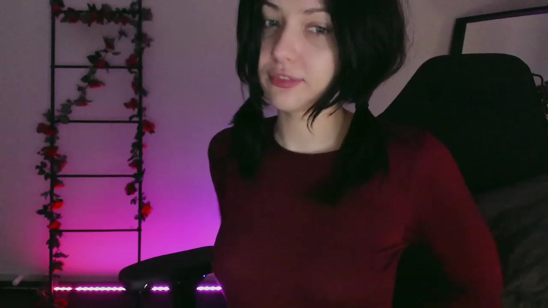 Gallery image thumbnail from RoomToAvoid's myfreecams stream on, 12/11/2022, 02:48 image 4 of 20