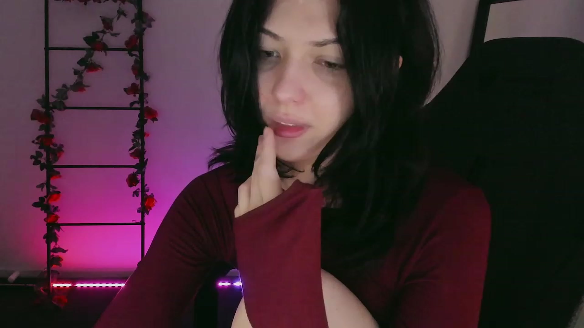Gallery image thumbnail from RoomToAvoid's myfreecams stream on, 12/11/2022, 02:48 image 9 of 20