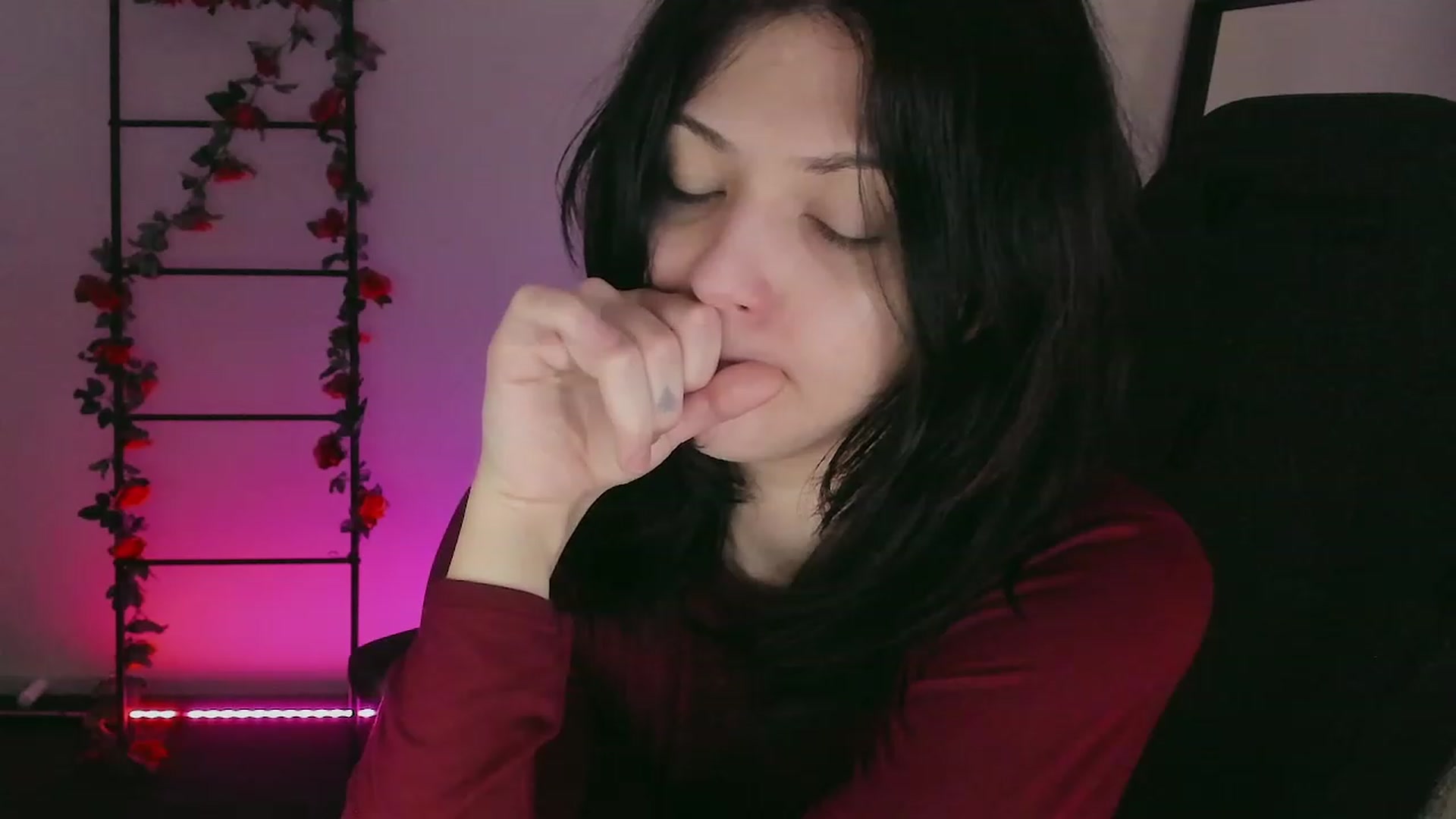Gallery image thumbnail from RoomToAvoid's myfreecams stream on, 12/11/2022, 02:48 image 10 of 20
