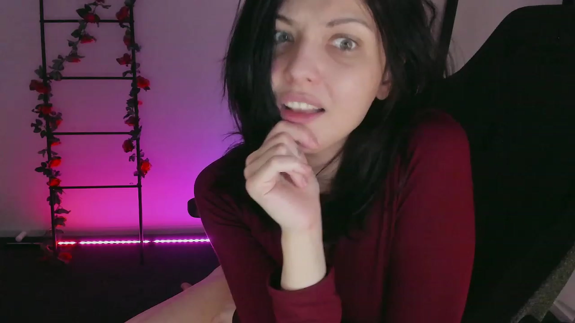 Gallery image thumbnail from RoomToAvoid's myfreecams stream on, 12/11/2022, 03:24 image 8 of 20
