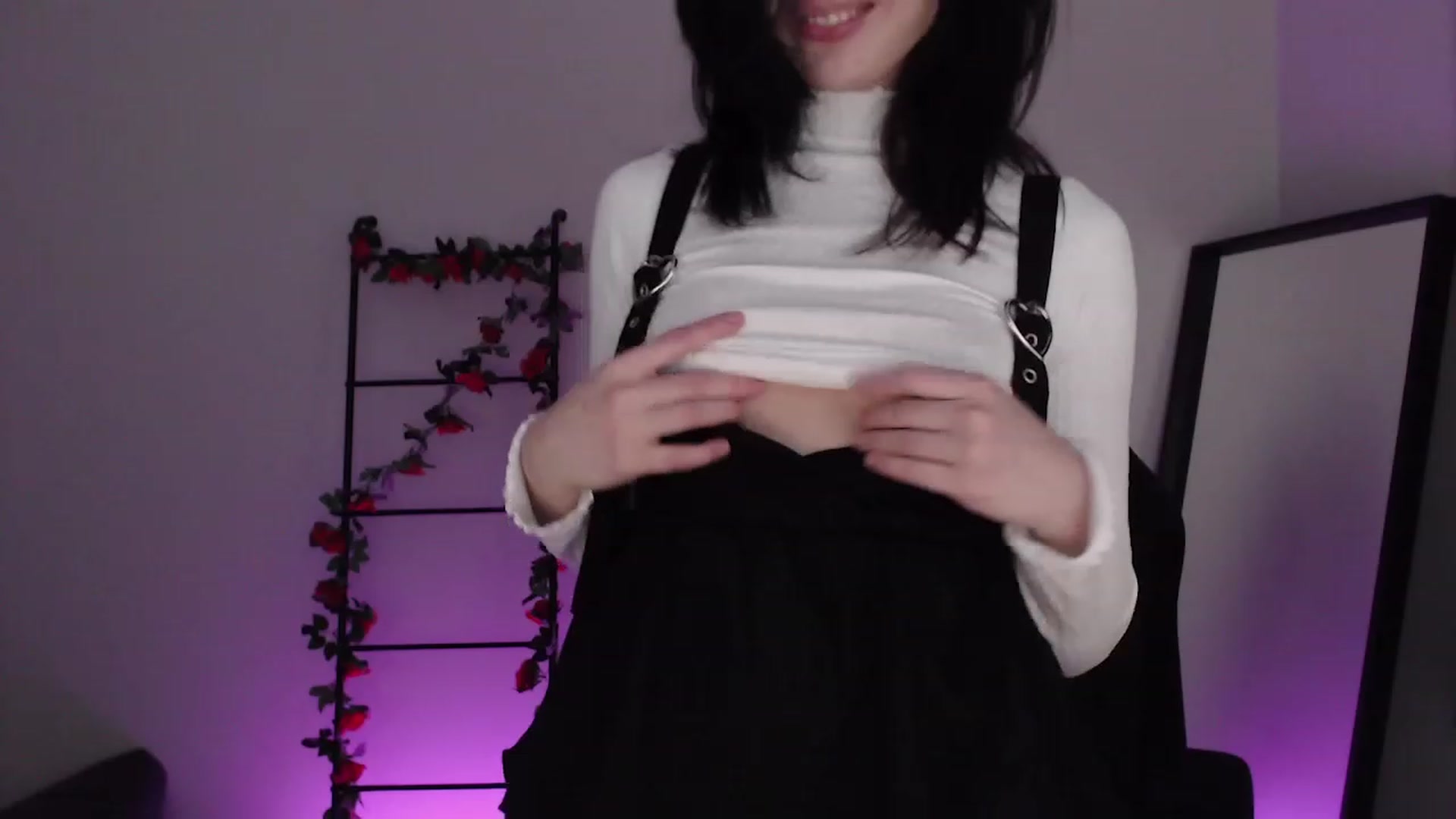 Gallery image thumbnail from RoomToAvoid's myfreecams stream on, 12/19/2022, 04:18 image 4 of 20