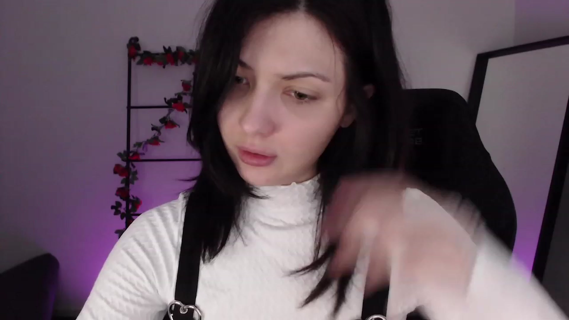 Gallery image thumbnail from RoomToAvoid's myfreecams stream on, 12/19/2022, 04:18 image 1 of 20