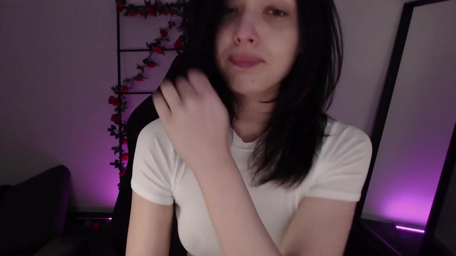 Gallery image thumbnail from RoomToAvoid's myfreecams stream on, 12/19/2022, 05:12 image 12 of 20