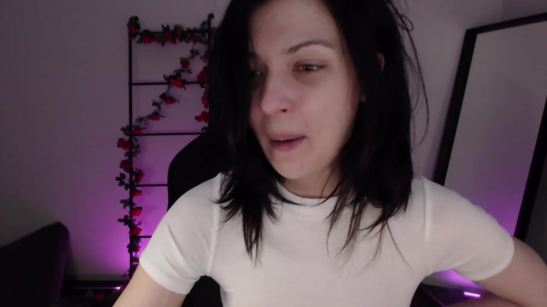 Gallery image thumbnail from RoomToAvoid's myfreecams stream on, 12/19/2022, 05:12 image 18 of 20