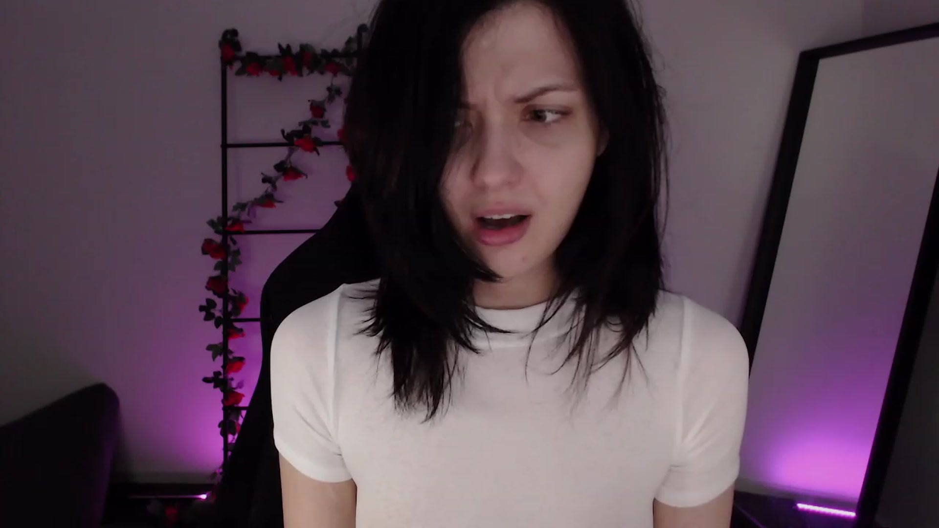 Gallery image thumbnail from RoomToAvoid's myfreecams stream on, 12/19/2022, 05:12 image 19 of 20
