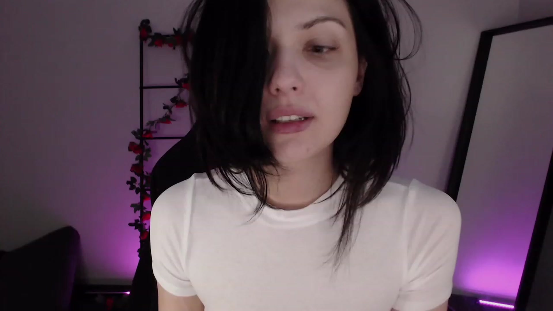 Gallery image thumbnail from RoomToAvoid's myfreecams stream on, 12/19/2022, 05:12 image 13 of 20