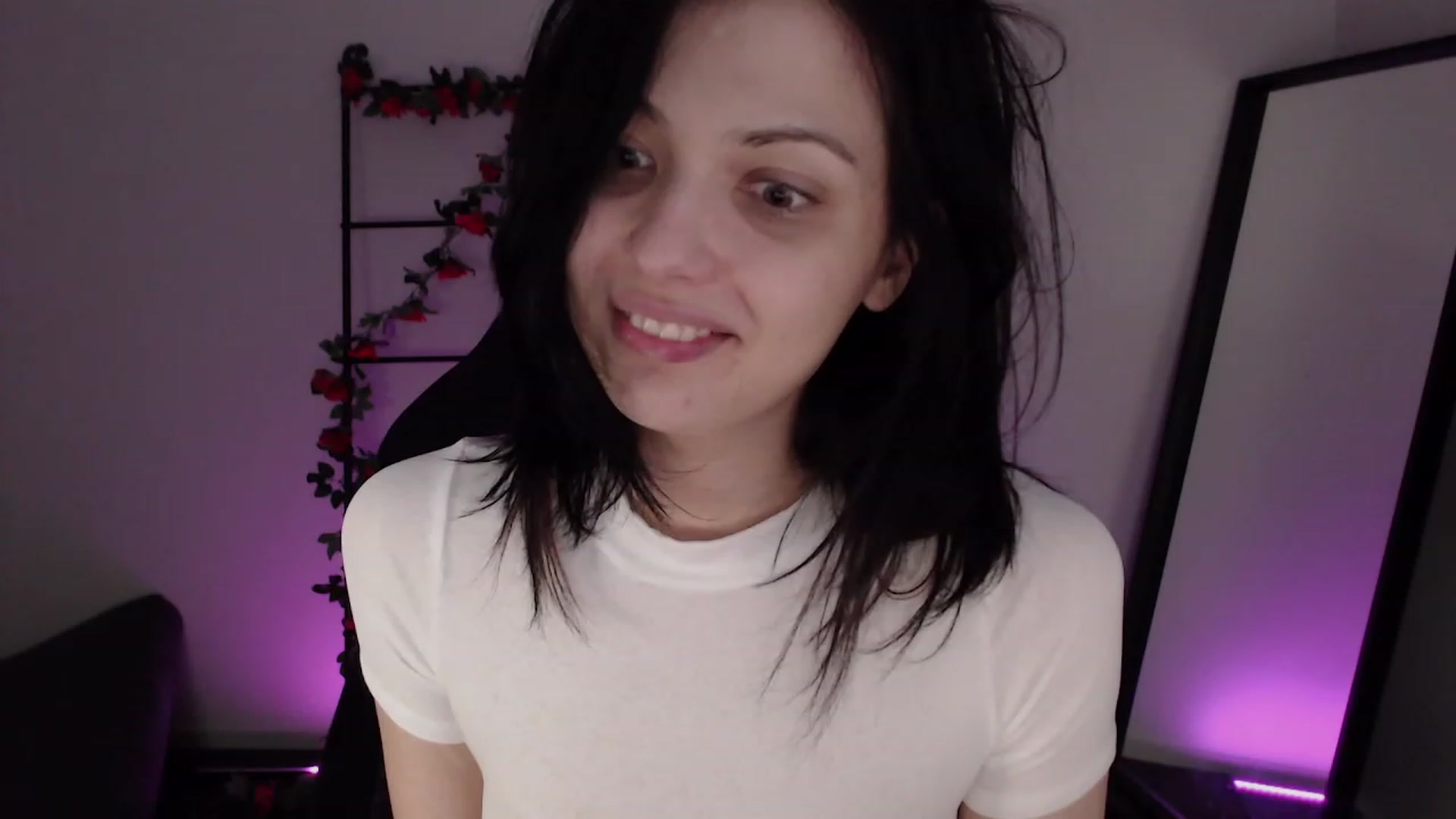 Gallery image thumbnail from RoomToAvoid's myfreecams stream on, 12/19/2022, 05:12 image 16 of 20
