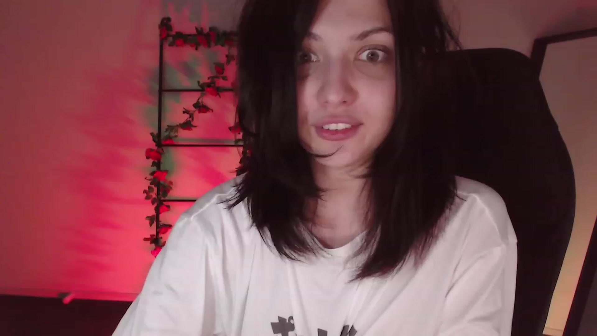 Gallery image thumbnail from RoomToAvoid's myfreecams stream on, 12/26/2022, 08:19 image 15 of 20