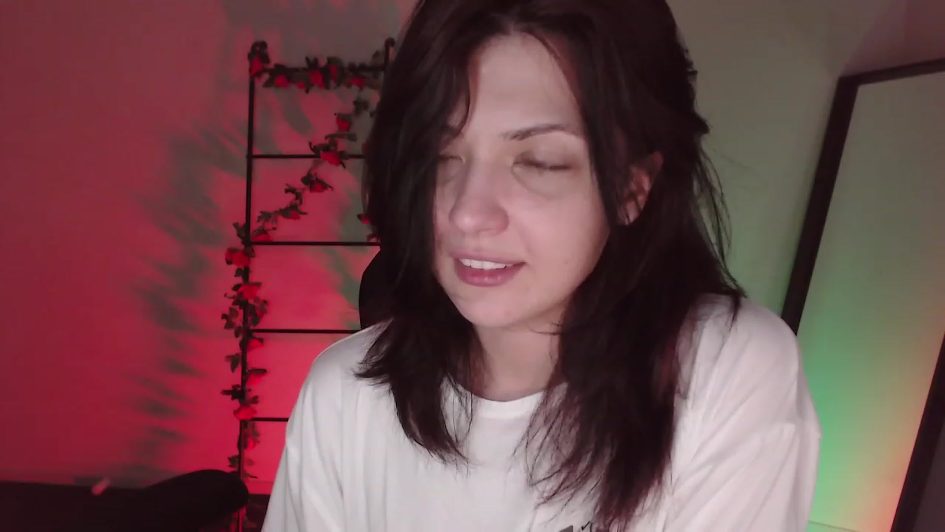 Gallery image thumbnail from RoomToAvoid's myfreecams stream on, 12/26/2022, 08:19 image 6 of 20