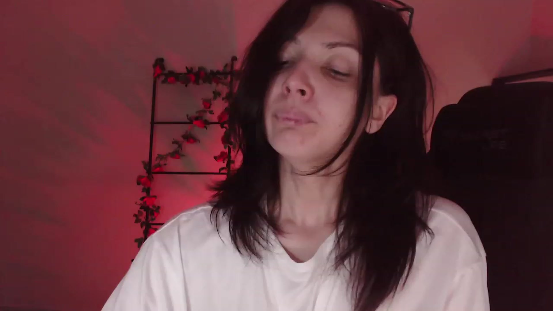 Gallery image thumbnail from RoomToAvoid's myfreecams stream on, 12/26/2022, 08:19 image 8 of 20
