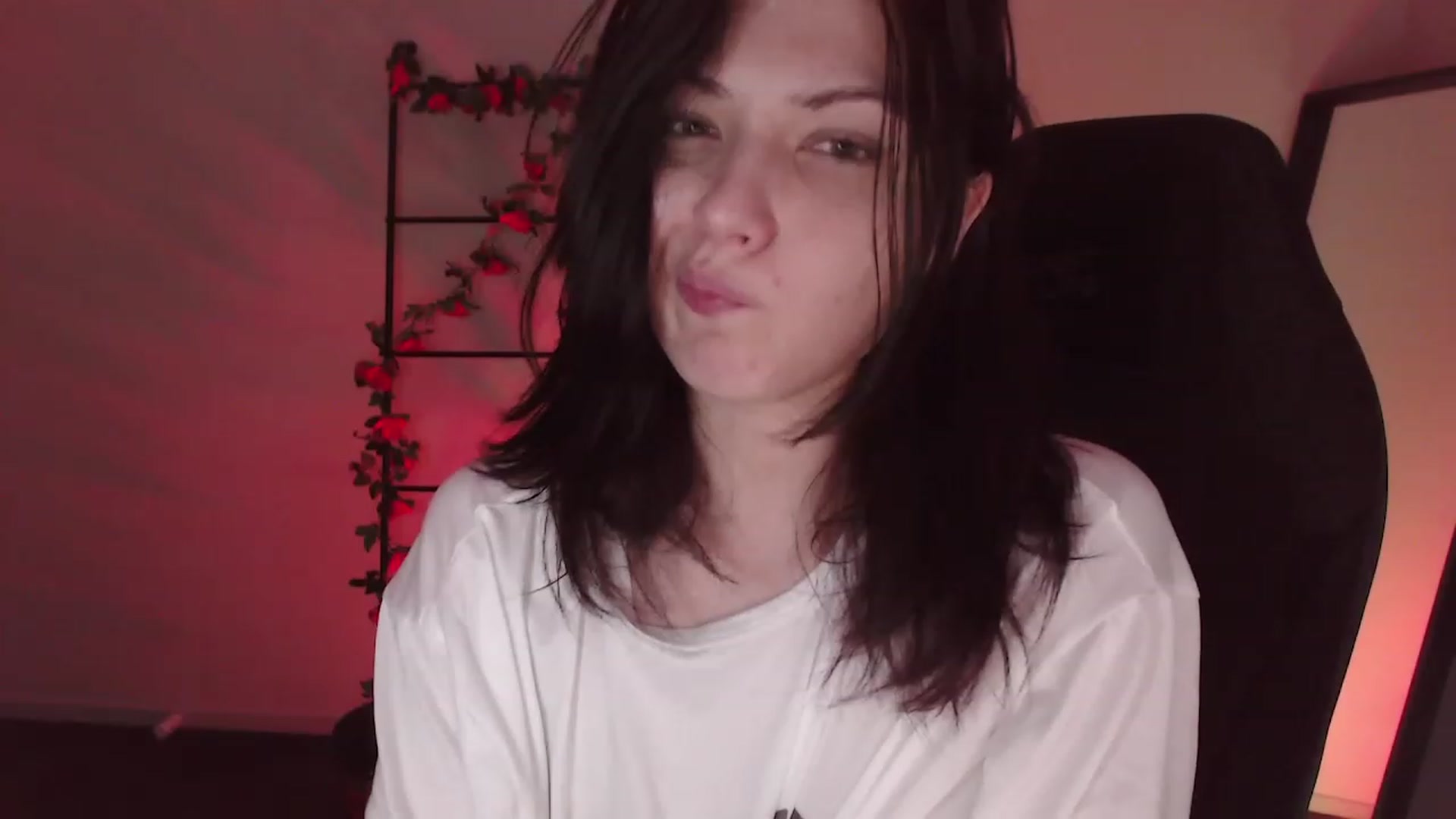 Gallery image thumbnail from RoomToAvoid's myfreecams stream on, 12/26/2022, 08:19 image 12 of 20