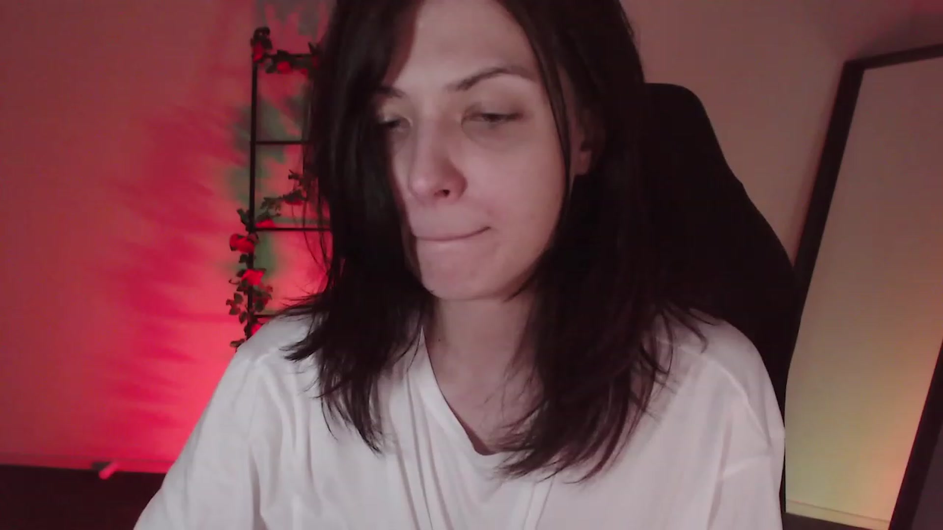 Gallery image thumbnail from RoomToAvoid's myfreecams stream on, 12/26/2022, 08:19 image 14 of 20