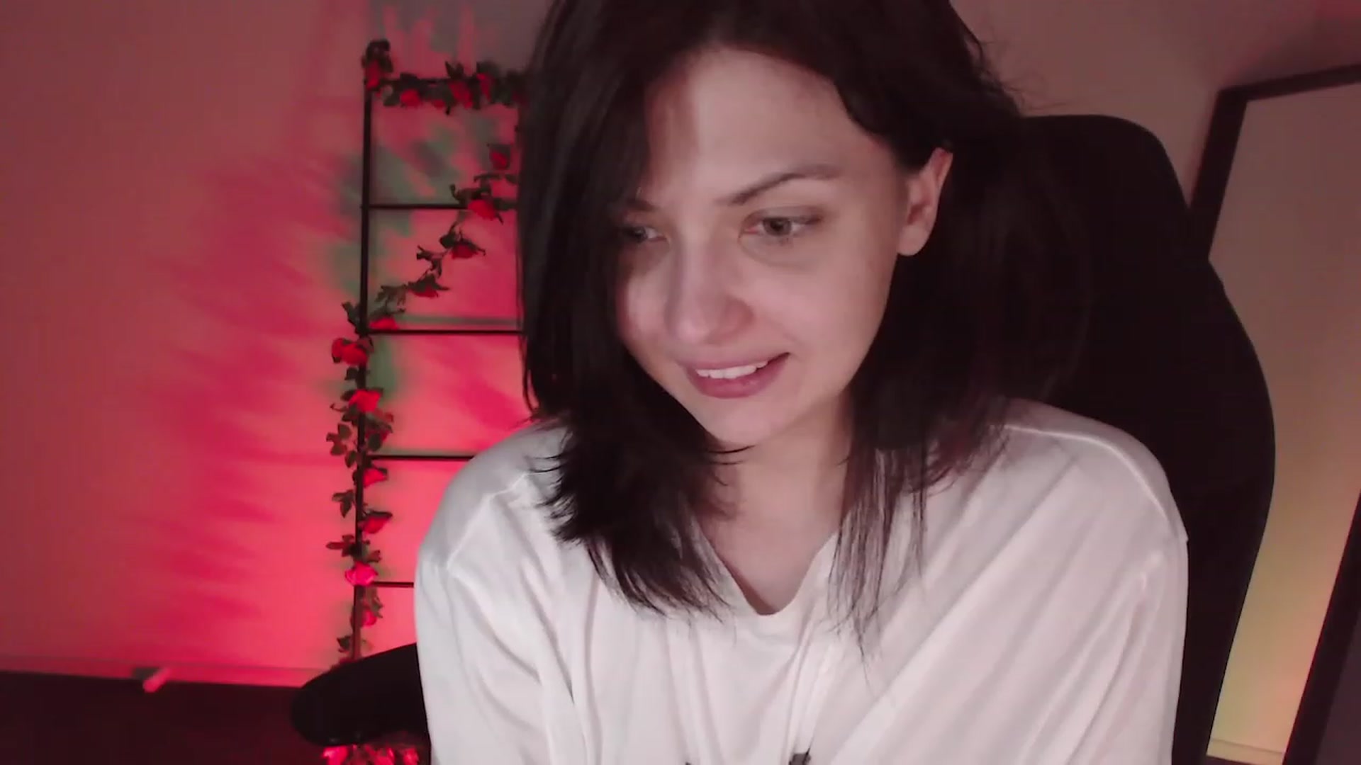 Gallery image thumbnail from RoomToAvoid's myfreecams stream on, 12/26/2022, 08:19 image 16 of 20