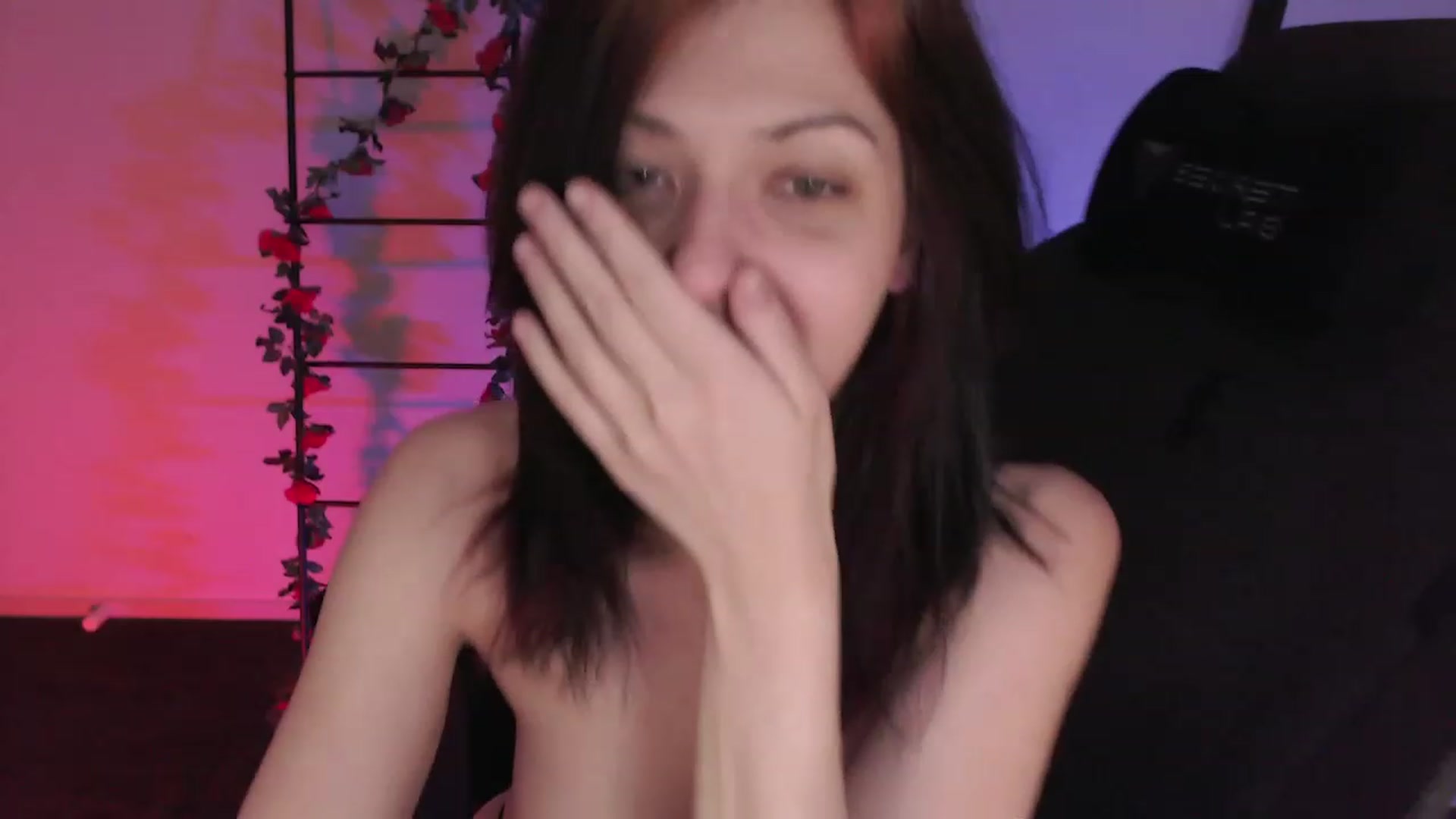 Gallery image thumbnail from RoomToAvoid's myfreecams stream on, 12/31/2022, 09:06 image 11 of 20