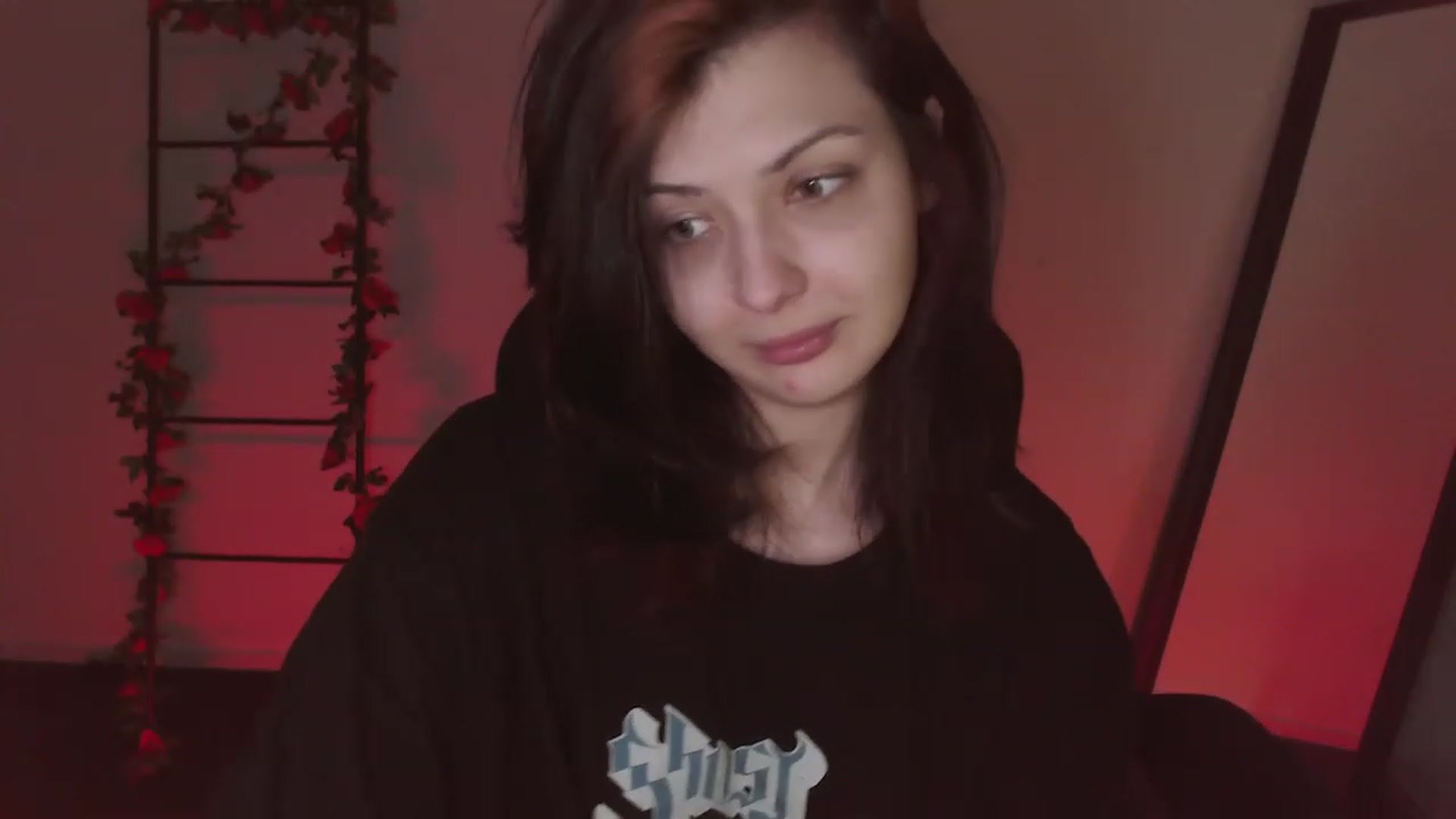 Gallery image thumbnail from RoomToAvoid's myfreecams stream on, 01/01/2023, 04:04 image 19 of 20