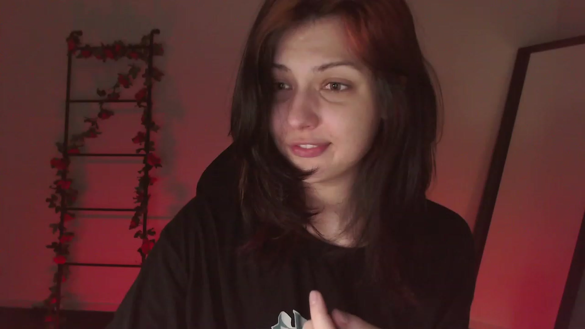 Gallery image thumbnail from RoomToAvoid's myfreecams stream on, 01/01/2023, 08:25 image 4 of 20
