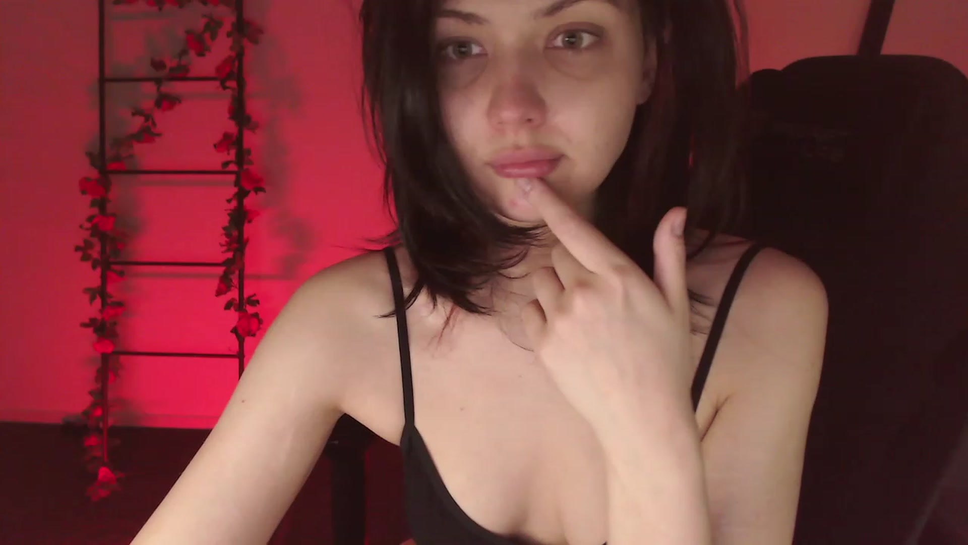 Gallery image thumbnail from RoomToAvoid's myfreecams stream on, 01/01/2023, 08:25 image 6 of 20