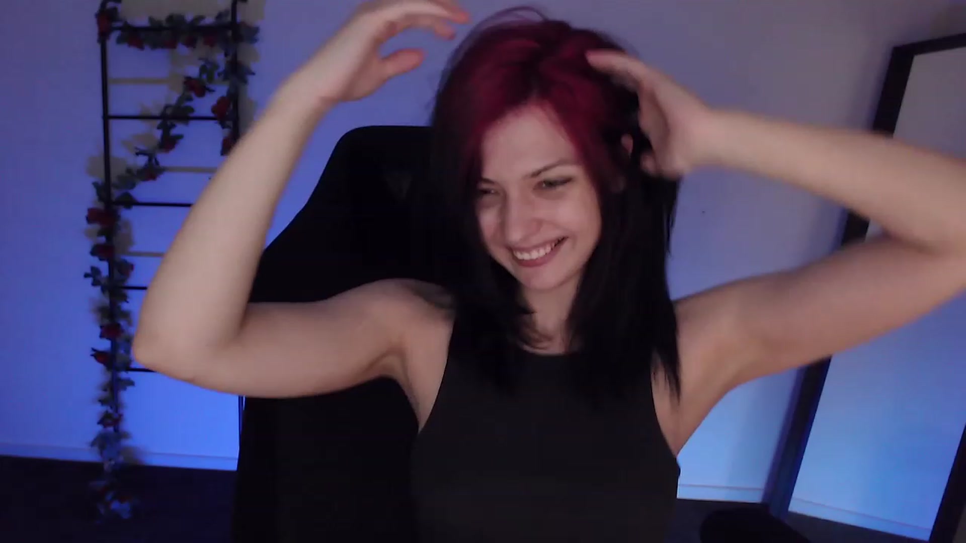 Gallery image thumbnail from RoomToAvoid's myfreecams stream on, 01/08/2023, 06:33 image 14 of 20