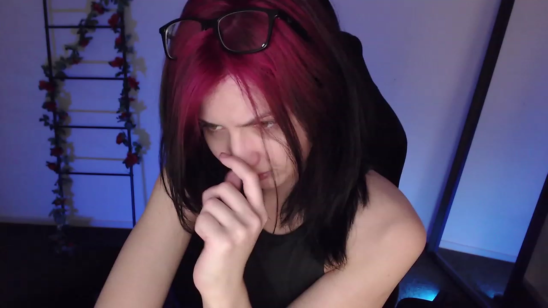 Gallery image thumbnail from RoomToAvoid's myfreecams stream on, 01/08/2023, 06:33 image 7 of 20