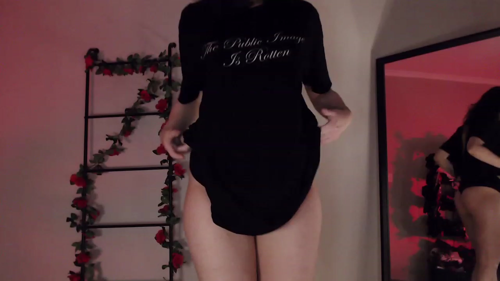 Gallery image thumbnail from RoomToAvoid's myfreecams stream on, 01/12/2023, 05:25 image 10 of 20