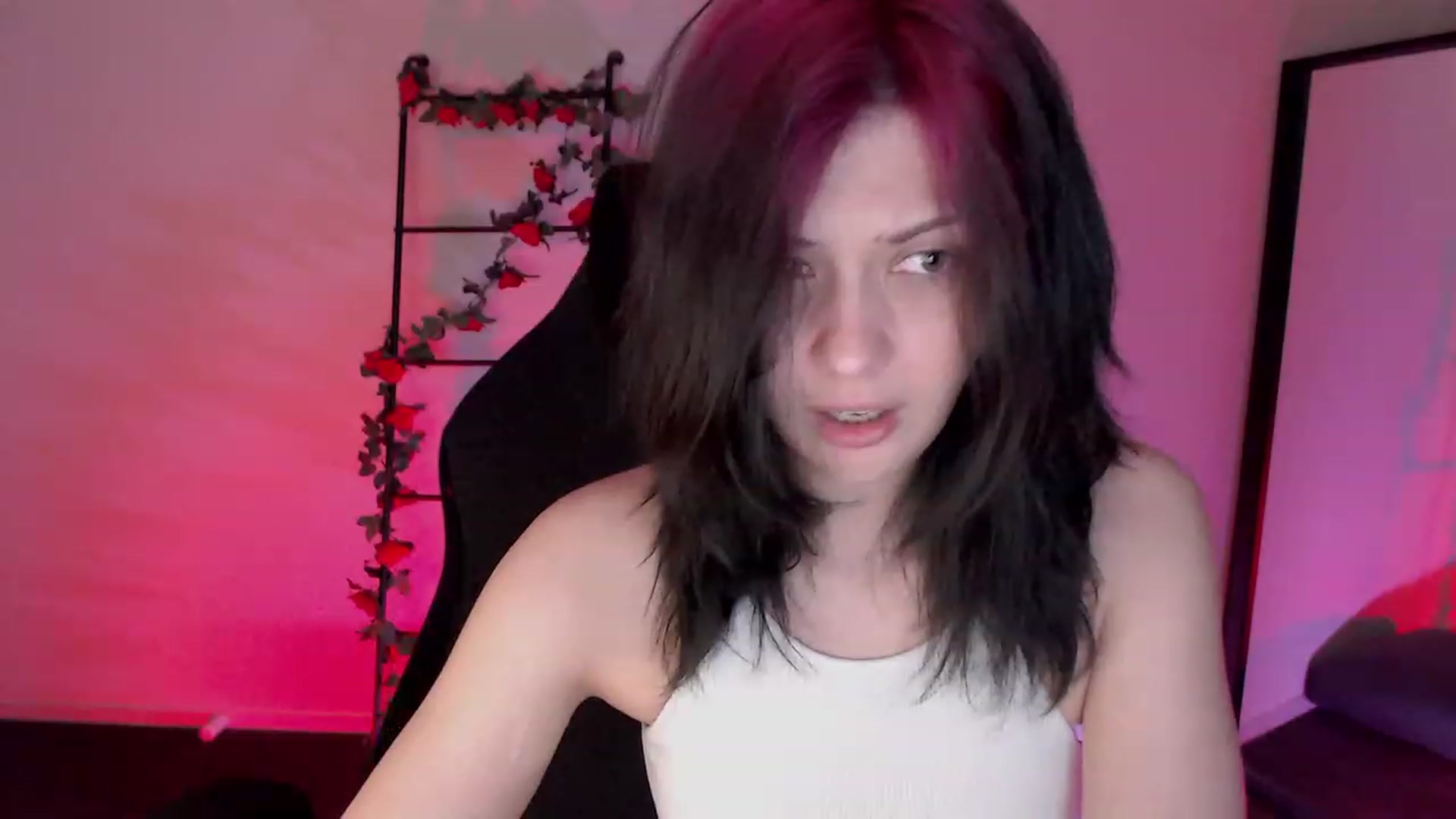 Gallery image thumbnail from RoomToAvoid's myfreecams stream on, 01/13/2023, 24:11 image 7 of 20