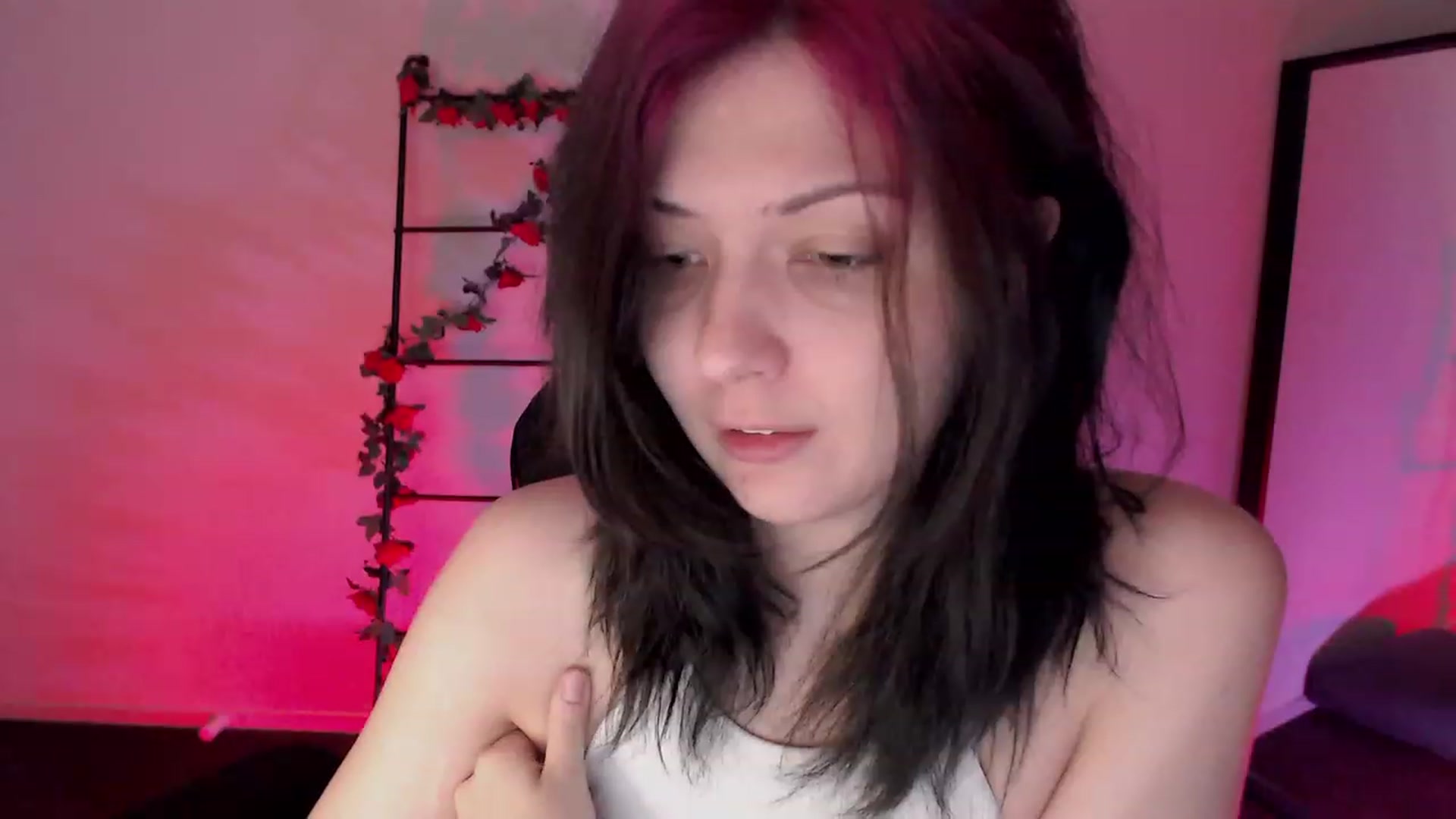 Gallery image thumbnail from RoomToAvoid's myfreecams stream on, 01/13/2023, 24:11 image 9 of 20