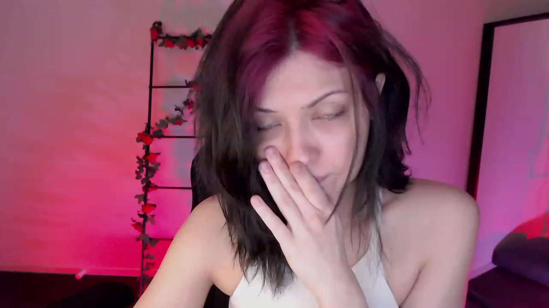Gallery image thumbnail from RoomToAvoid's myfreecams stream on, 01/13/2023, 24:11 image 12 of 20