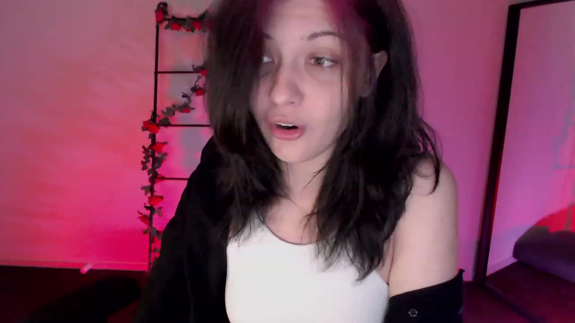 Gallery image thumbnail from RoomToAvoid's myfreecams stream on, 01/13/2023, 24:11 image 3 of 20