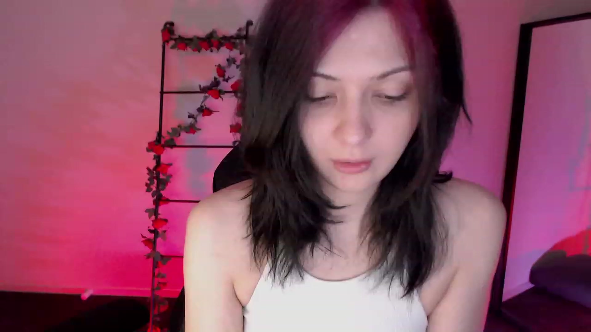 Gallery image thumbnail from RoomToAvoid's myfreecams stream on, 01/13/2023, 24:11 image 4 of 20