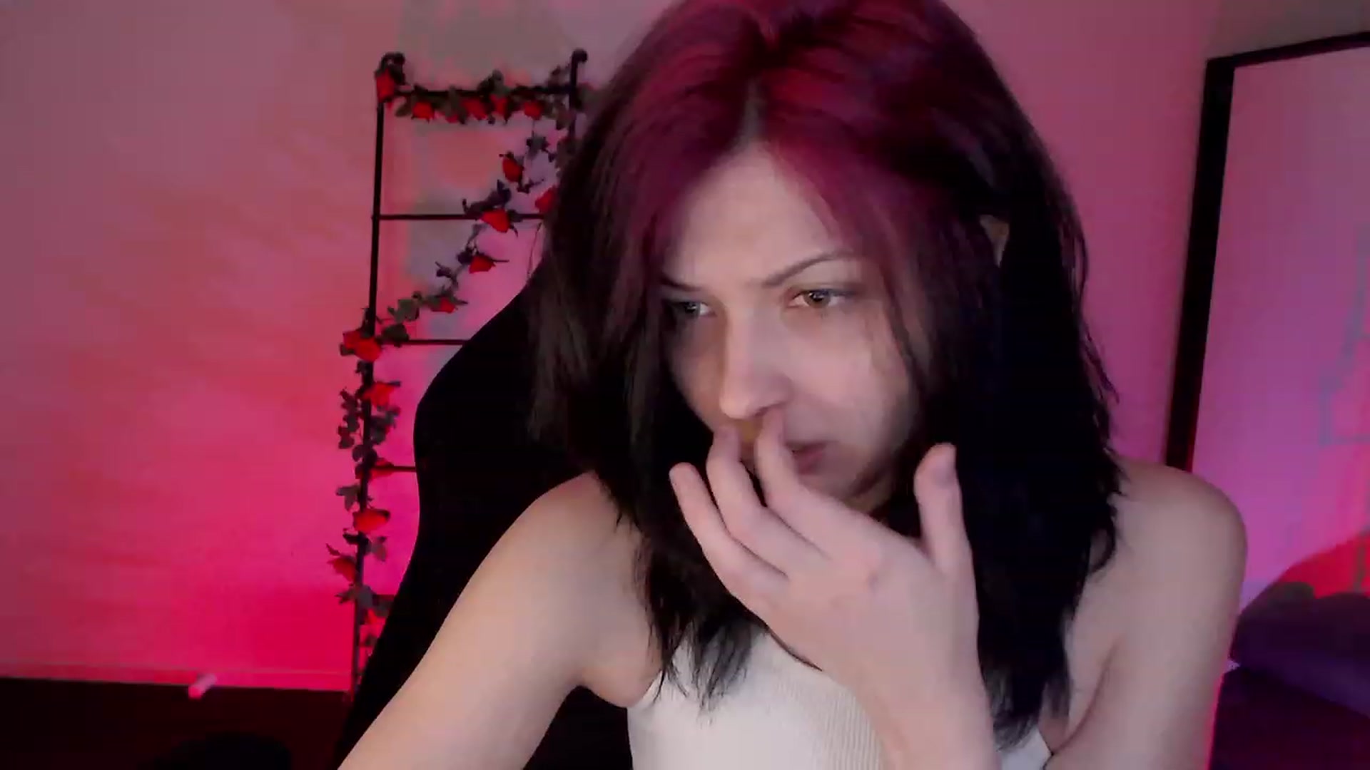 Gallery image thumbnail from RoomToAvoid's myfreecams stream on, 01/13/2023, 24:11 image 16 of 20